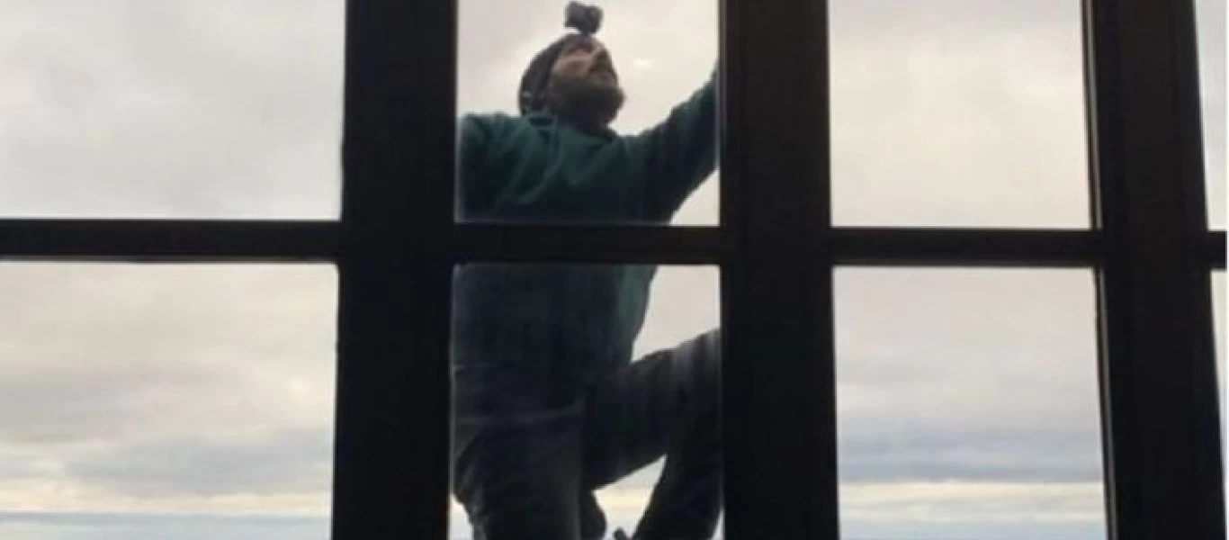 Παρίσι: Άντρας ανέβηκε χωρίς σκοινιά σε πύργο 210 μέτρων (βίντεο)